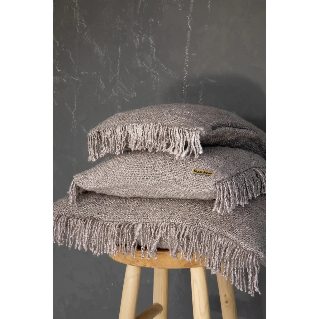 Pile de trois coussins en coton gris perle avec franges, 60x60 cm