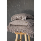 Pile de trois coussins en coton gris perle avec franges, 60x60 cm