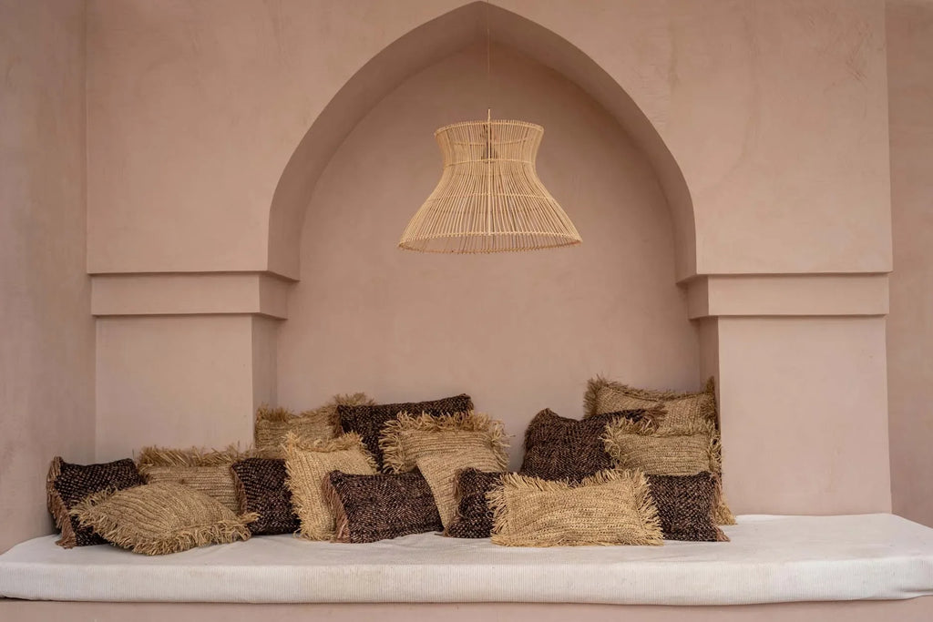 Coin déjeuner cocooning avec coussins en coton noir cuivre et luminaire en osier