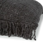 Plaid en maille épaisse gris foncé avec franges pour Housse de coussin coton noir 60x60 cm