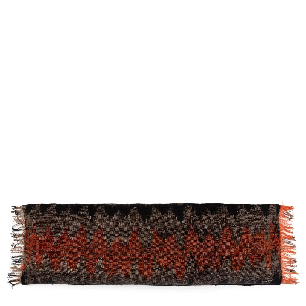 Echarpe à motif zigzag avec franges, associé au coussin en coton noir orange 35x100 cm