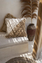 Coussin à franges bicolores en coton et raphia blanc naturel avec coquillages 60x60 cm