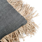 Housse de coussin coton et raphia noir naturel 30x50 avec motif noir et blanc et franges en raphia