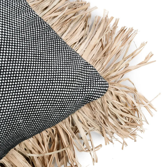 Housse de coussin coton et raphia noir naturel 30x50 avec motif noir et blanc et franges en raphia