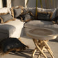 Housse de coussin coton et raphia noir naturel 30x50 sur canapé blanc avec coussins fringés