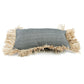 Housse de coussin en coton et raphia noir naturel avec pillow rectangulaire gris à franges