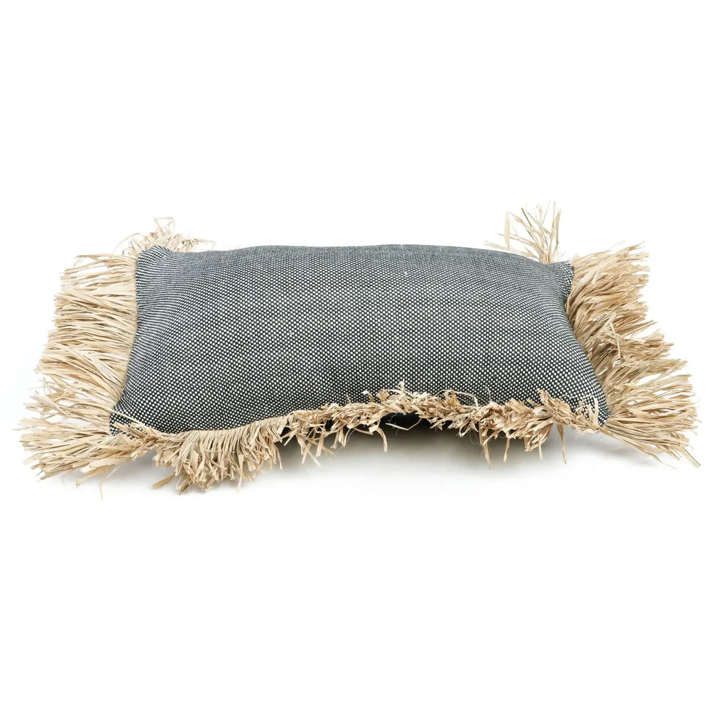 Housse de coussin en coton et raphia noir naturel avec pillow rectangulaire gris à franges