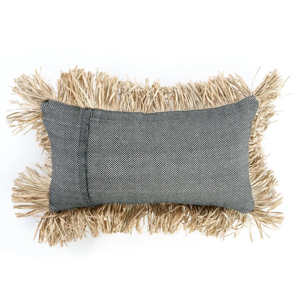 Housse de coussin coton et raphia noir naturel 30x50 avec oreiller gris rectangulaire et franges tan
