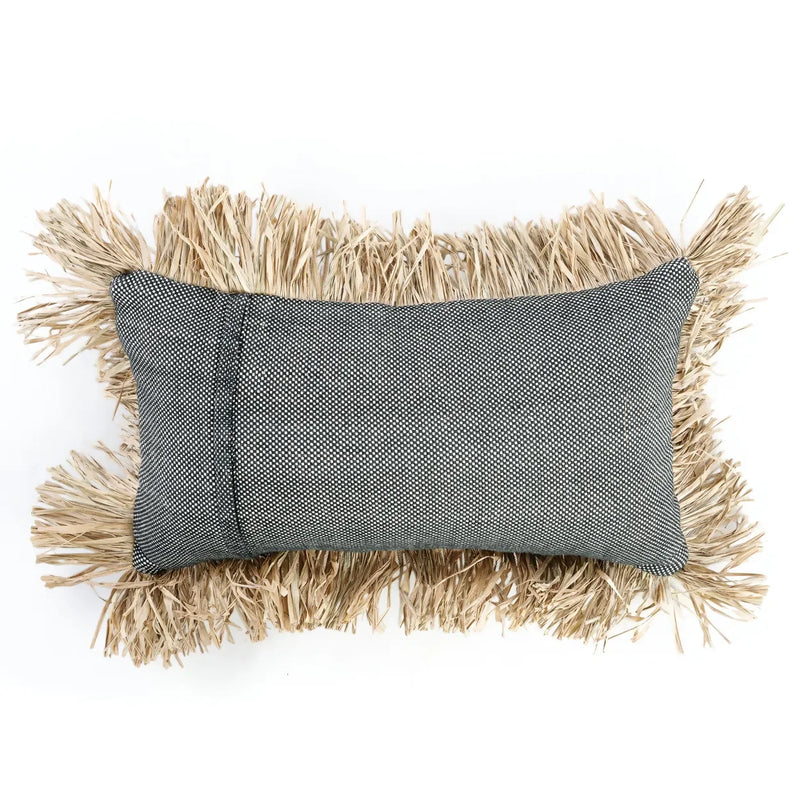 Housse de coussin coton et raphia noir naturel 30x50 avec oreiller gris rectangulaire et franges tan