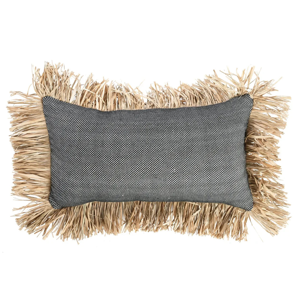 Oreiller rectangulaire gris avec frange en raphia pour décoration naturelle 30x50