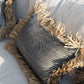 Coussin en coton et raphia noir naturel avec frange en paille, texture douce, 30x50