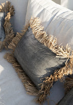 Coussin en coton et raphia noir naturel avec frange en paille, texture douce, 30x50