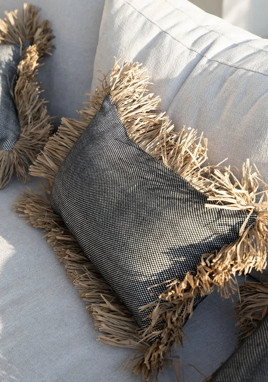 Coussin en coton et raphia noir naturel avec frange en paille, texture douce, 30x50