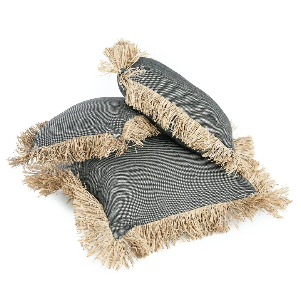 Trois coussins gris à franges dans la housse en coton et raphia noir naturel 30x50