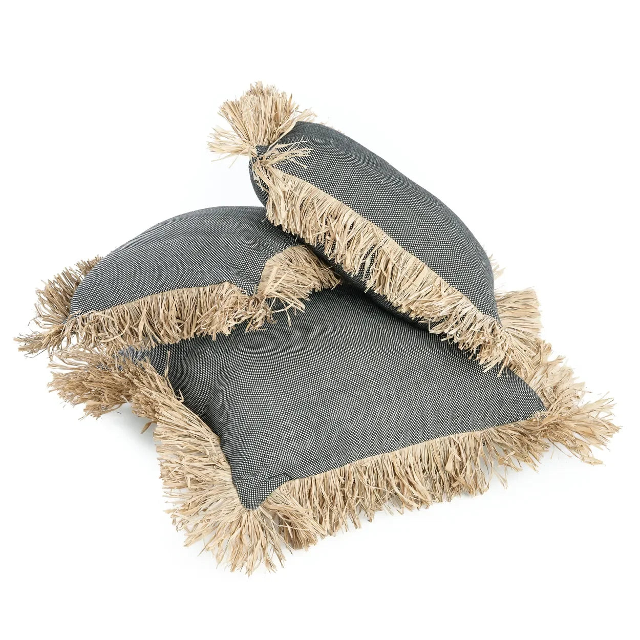 Trois coussins gris à franges dans la housse en coton et raphia noir naturel 30x50
