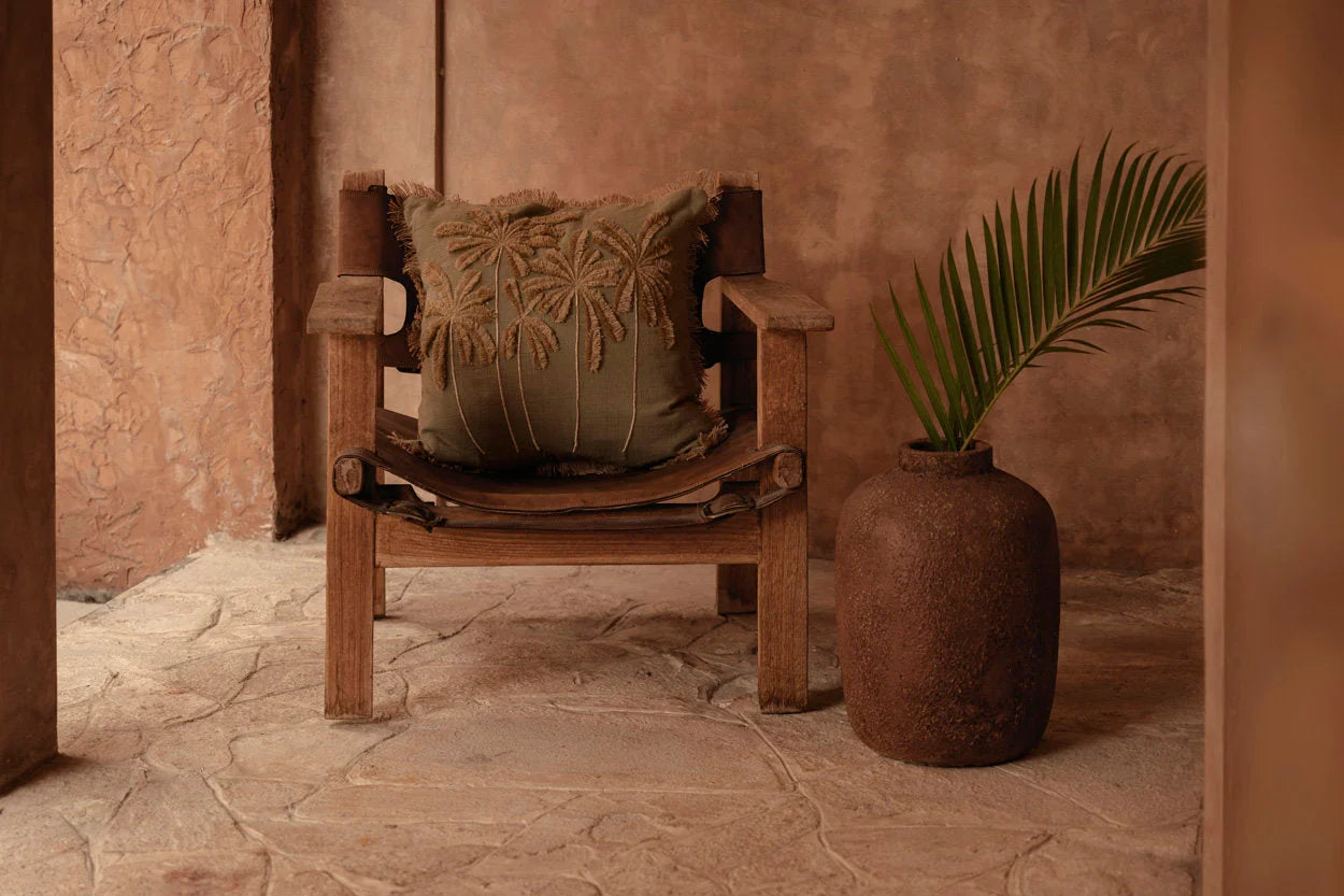 Chaise rustique en bois avec sangles cuir et coussin vert olive brodé palmiers frangés