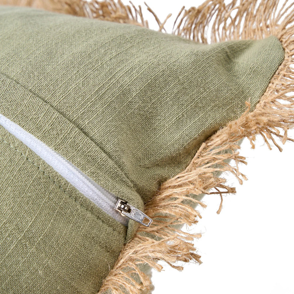 Housse de coussin en lin vert olive avec franges jute et zip argent
