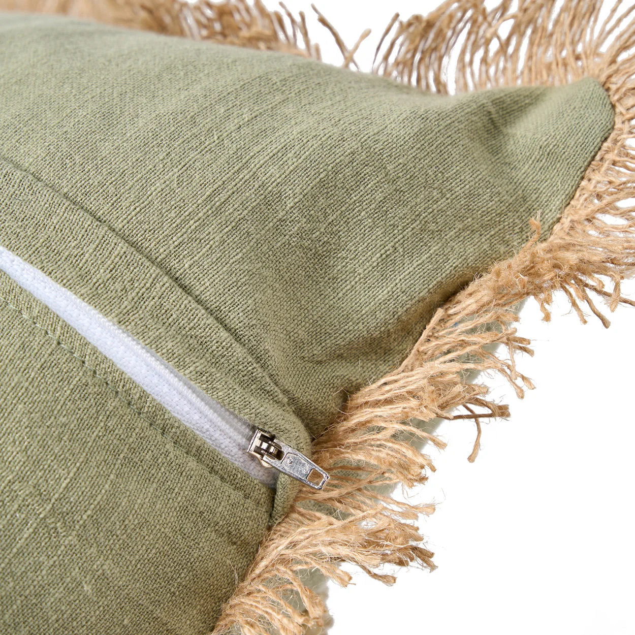 Housse de coussin en lin vert olive avec franges jute et zip argent