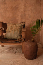 Housse de coussin coton vert olive avec palmiers brodés et franges