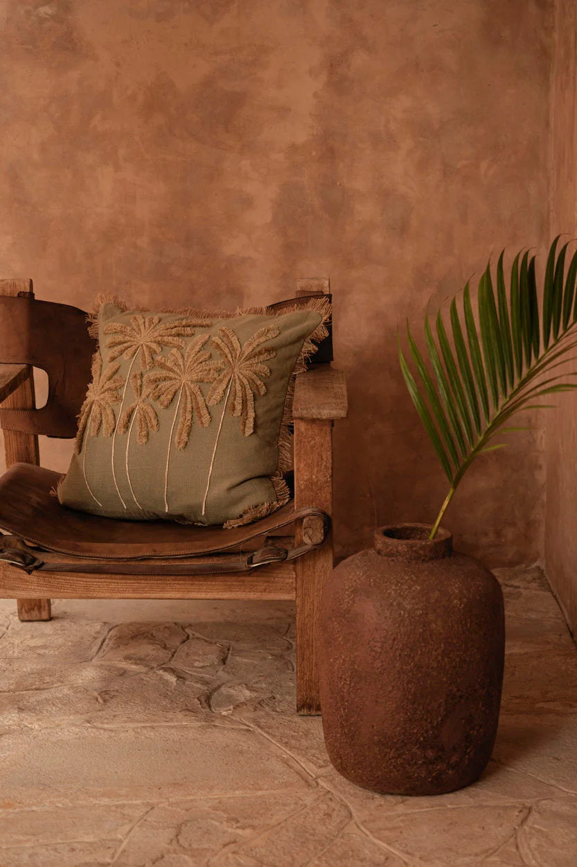 Housse de coussin coton vert olive avec palmiers brodés et franges