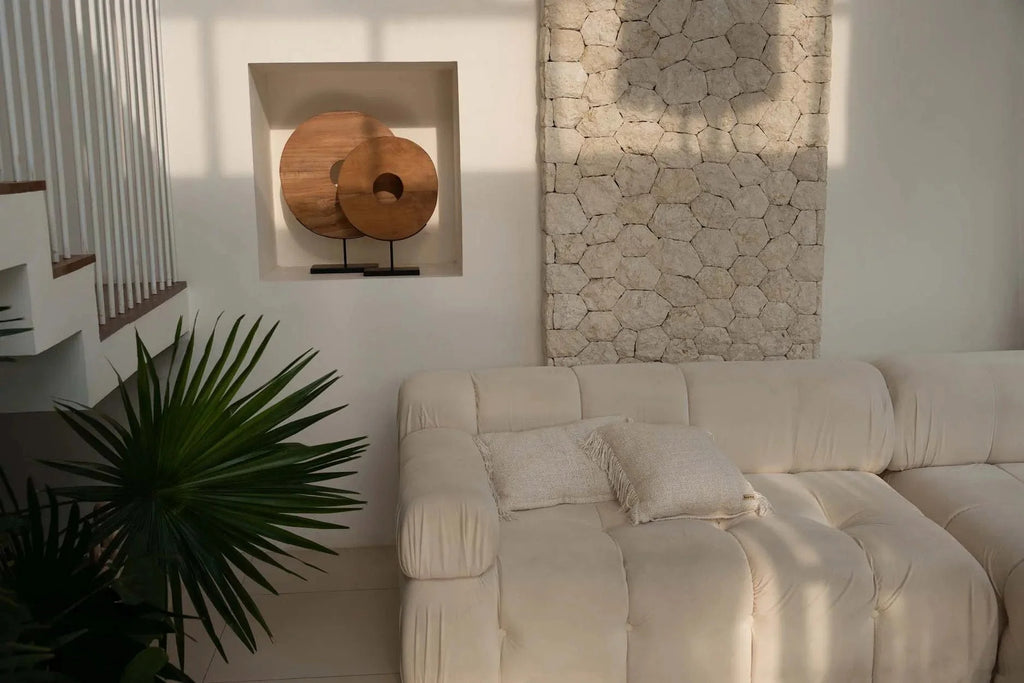 Canapé sectionnel crème à coussins capitonnés avec housses en coton frangées 40x40 cm