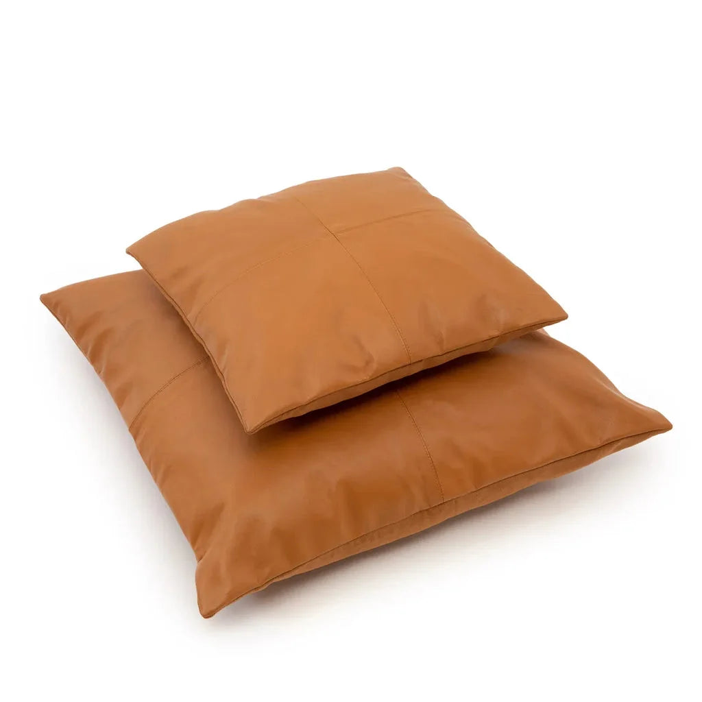 Deux coussins en cuir tan de la housse Chameau 60x60_40