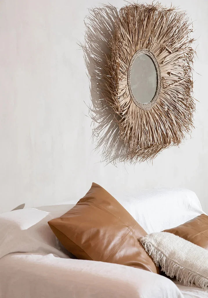 Miroir rond en paille affiché avec coussin en cuir Chameau 60x60_40
