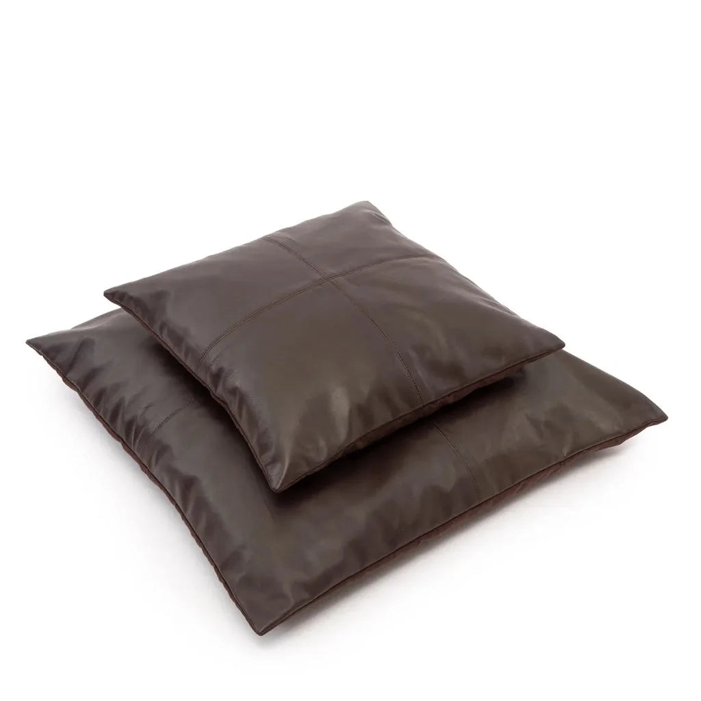 Deux coussins carrés marron du produit La housse de coussin en cuir à quatre panneaux