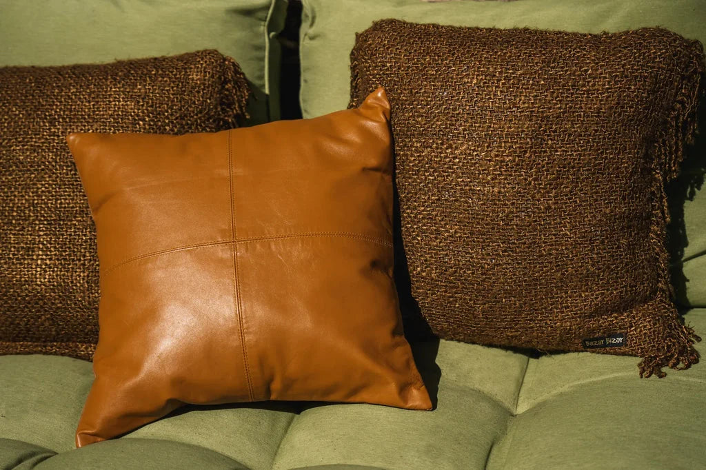Coussin en cuir camel de 40x40 avec texture en peau de veau naturel