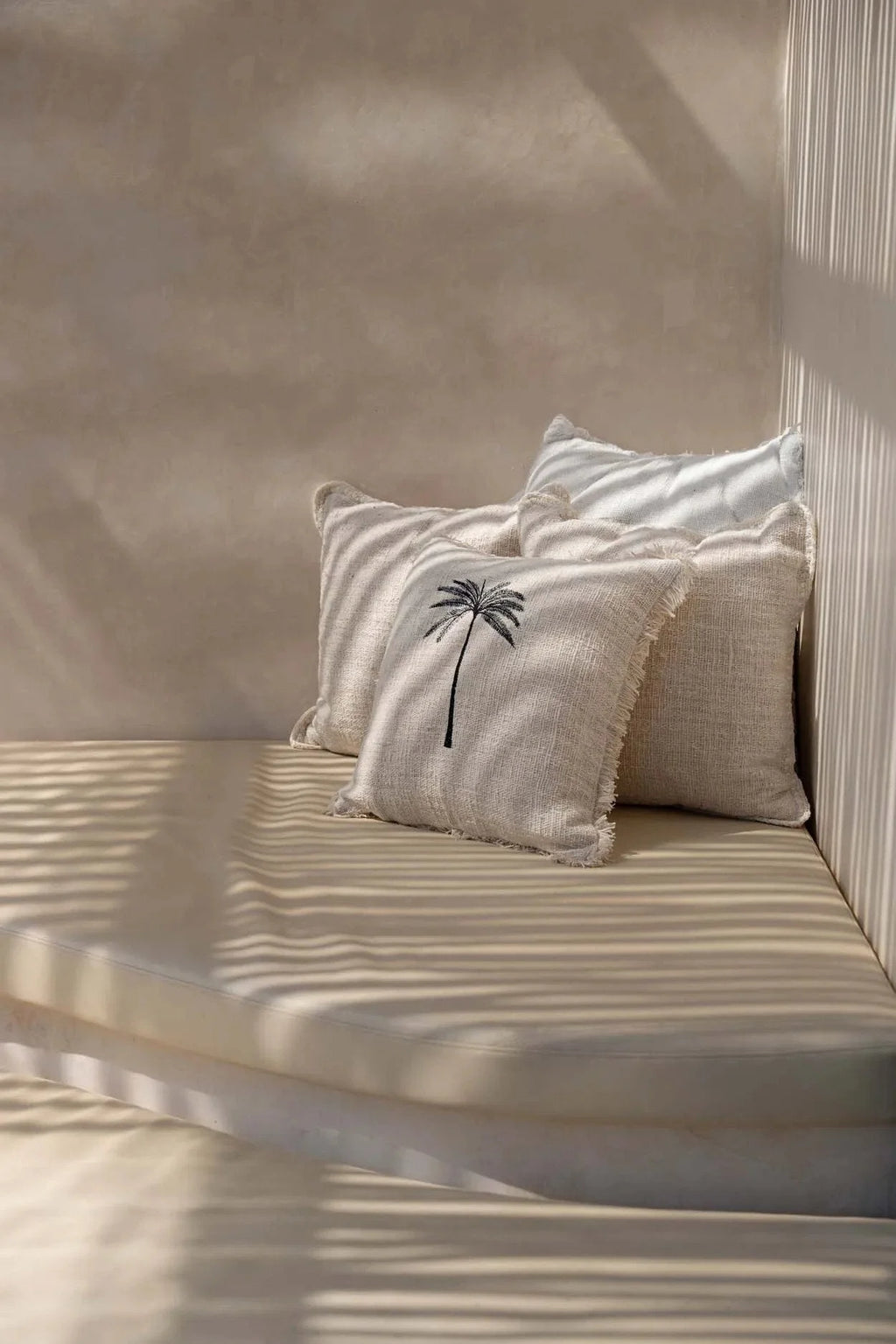 Housse de coussin écru en coton brodé palmier noir et franges