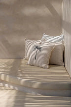 Housse de coussin écru en coton brodé palmier noir et franges