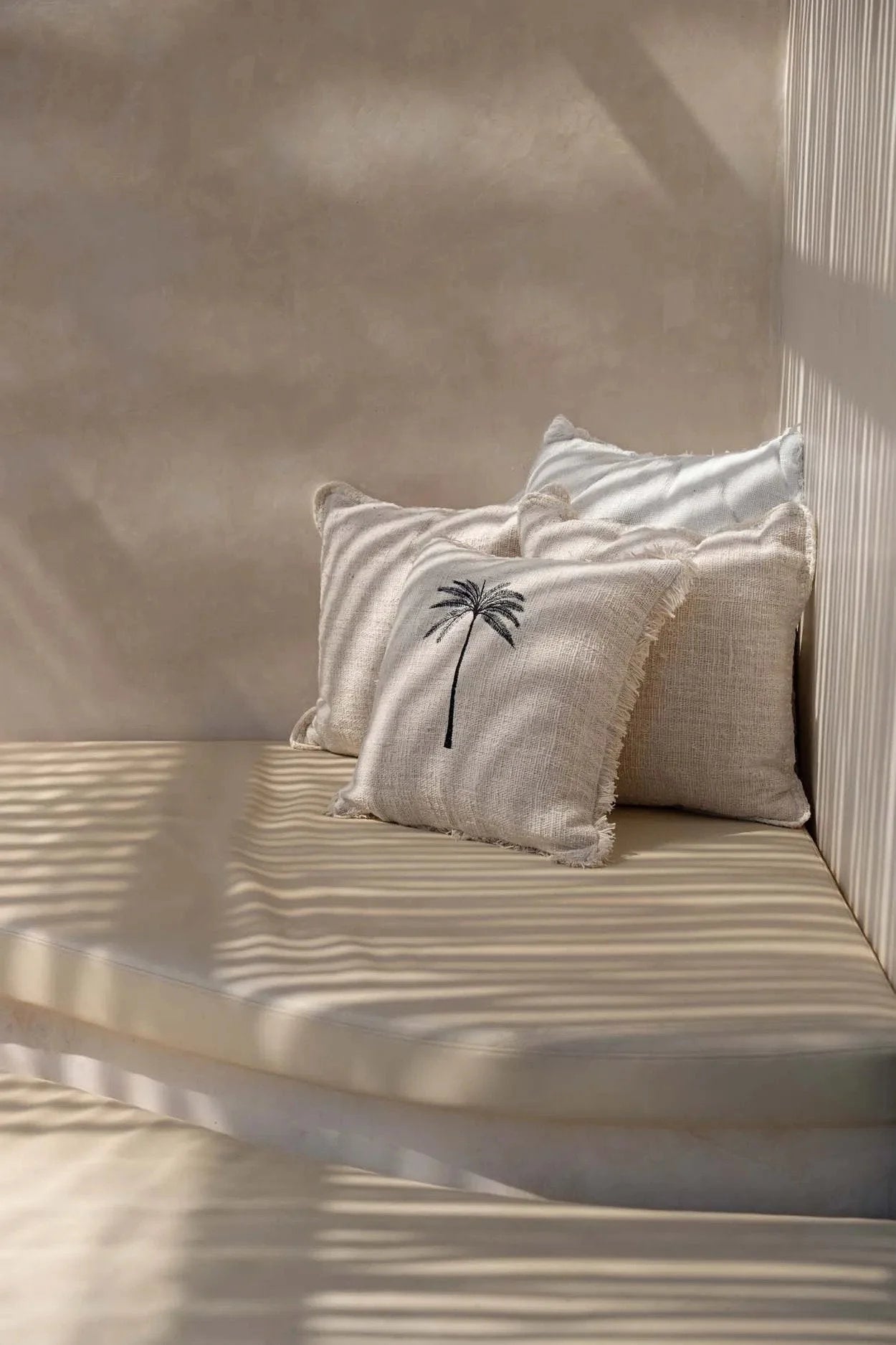 Housse de coussin écru en coton brodé palmier noir et franges