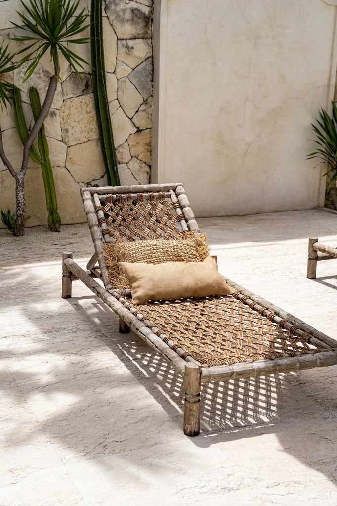 Chaise longue en bambou tissé avec housse de coussin en jute naturelle 30x60