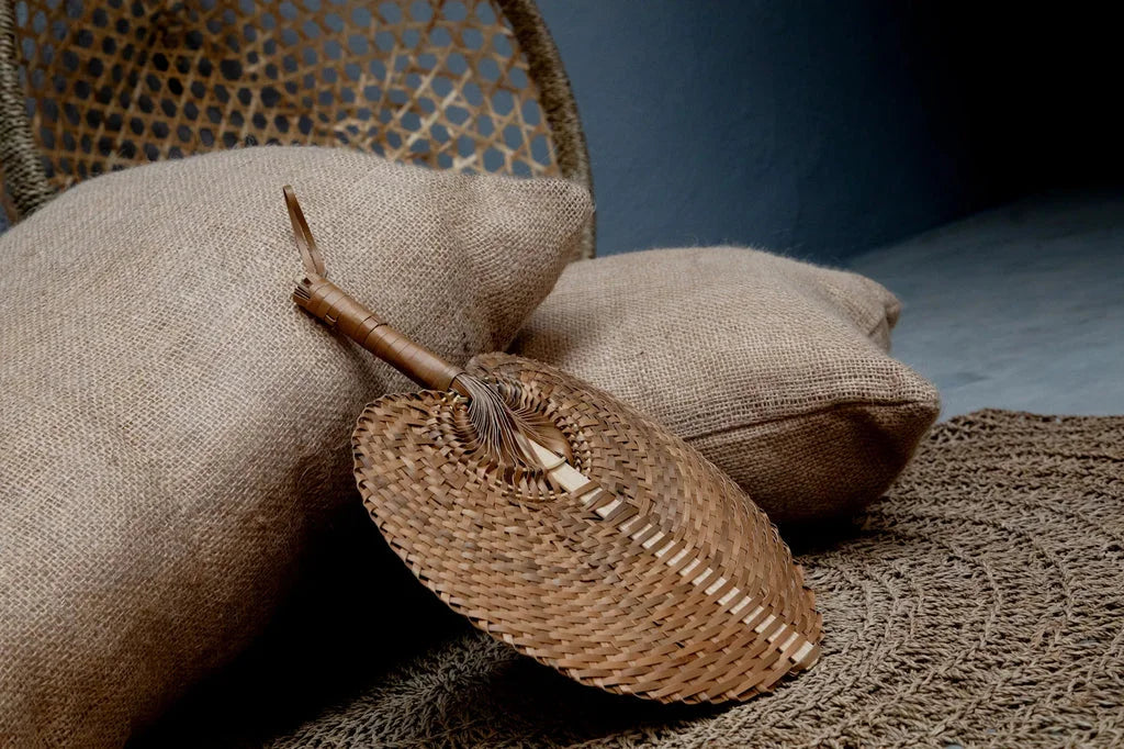 Ventilateur en feuilles de palmier tressées sur la housse de coussin en jute naturelle 30x60