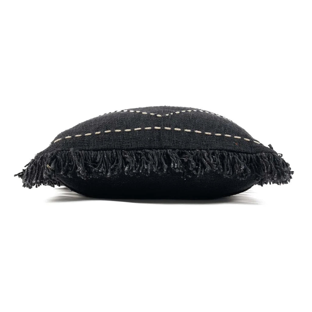 Coussin noir décoratif à franges de la collection Kasbah - Noir Blanc