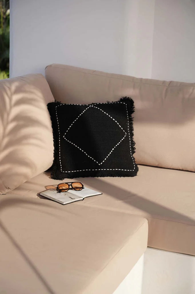 Coussin noir à franges avec couture blanche, La housse de coussin Kasbah