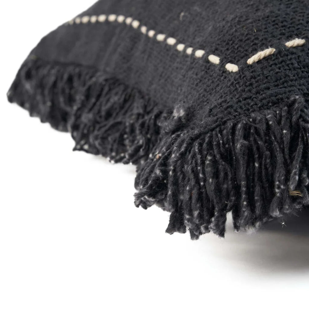 Coussin noir tissé avec franges du produit La housse de coussin Kasbah - Noir Blanc