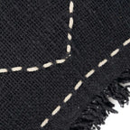 Tissu noir tissé avec couture blanche et franges pour La housse de coussin Kasbah
