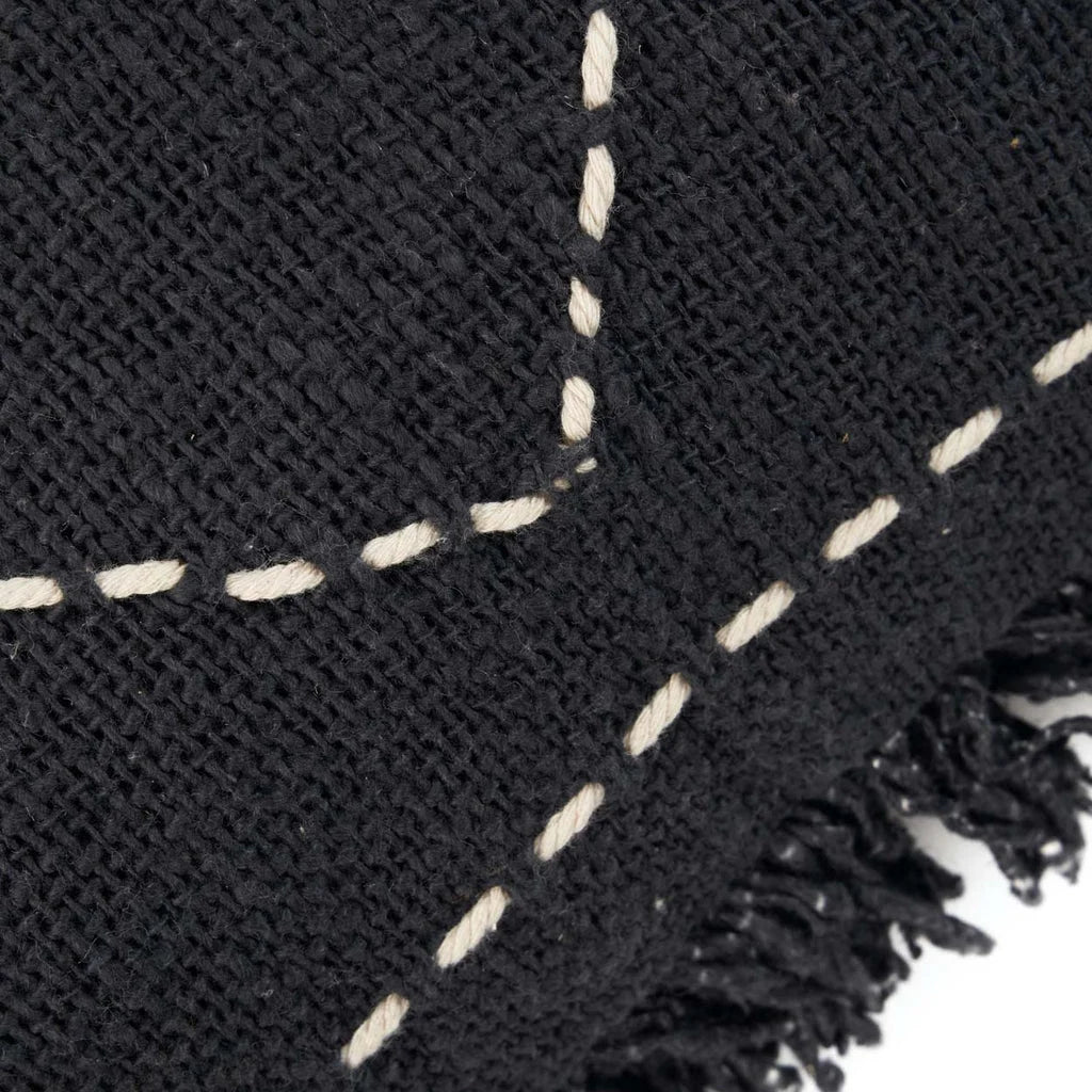 Tissu noir tissé avec couture blanche et franges pour La housse de coussin Kasbah