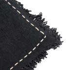 Tissu noir tissé avec des franges et des coutures blanches de la housse Kasbah