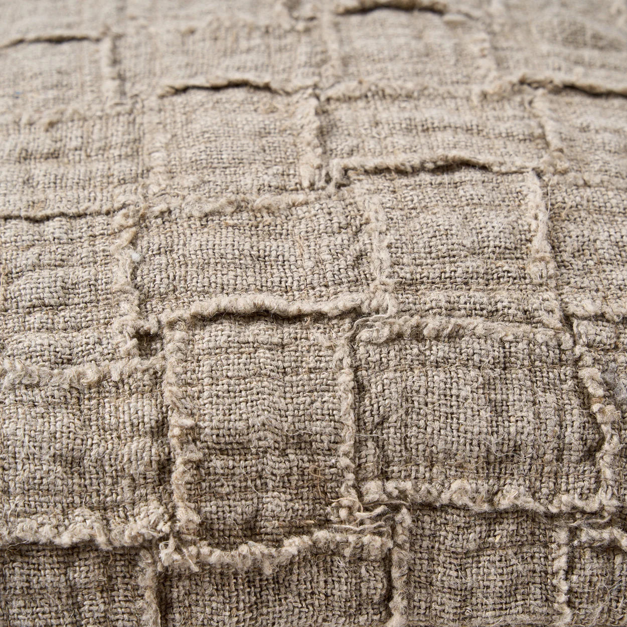 Housse de coussin en lin beige à carreaux relief texturés