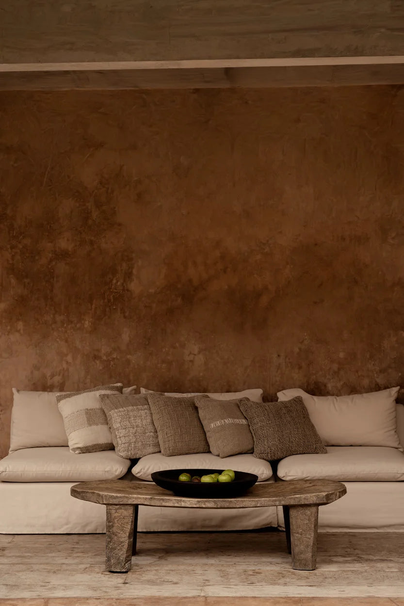 Table basse rustique en bois texturé avec pieds solides