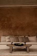 Table basse rustique en bois texturé avec pieds solides