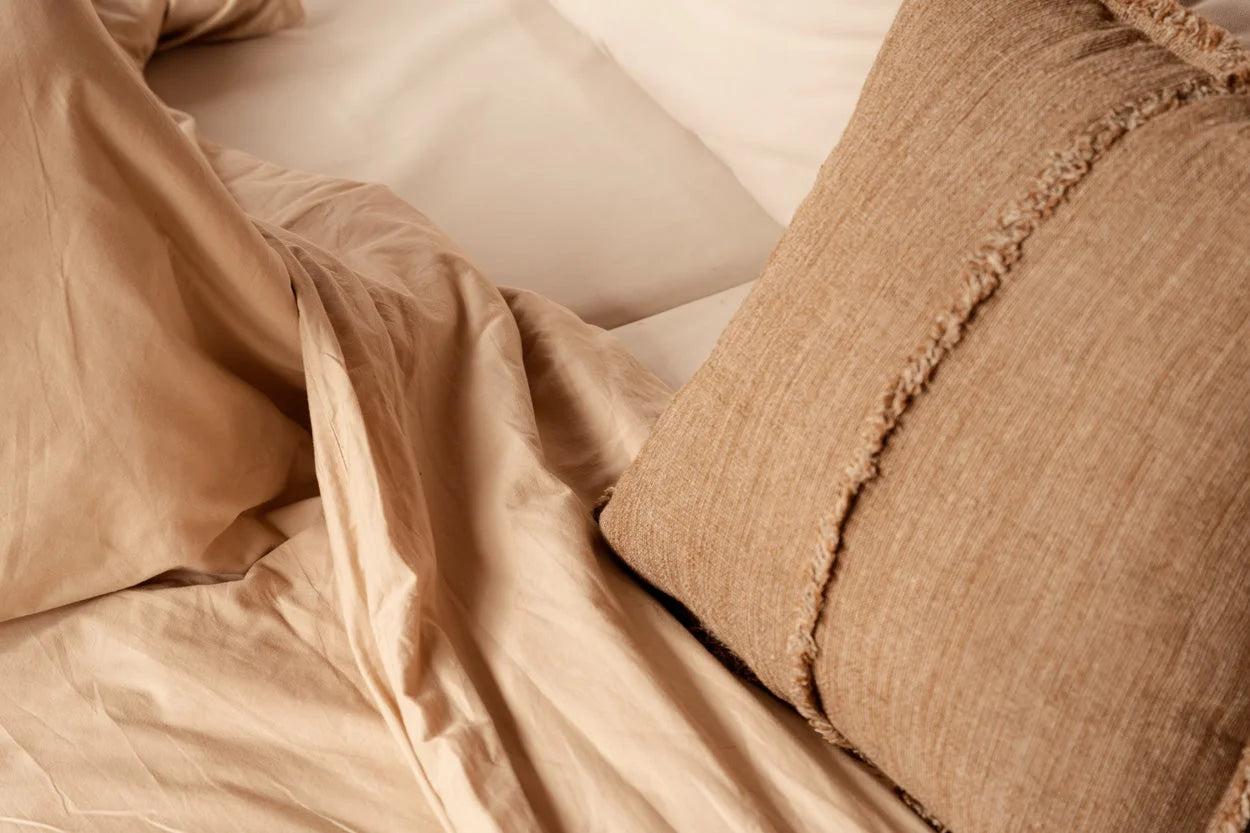 Housse de coussin en lin frangé beige camel 50x50 cm texturée