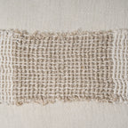 Bande de tissu lin texturé écru beige avec bord effiloché et motif grille