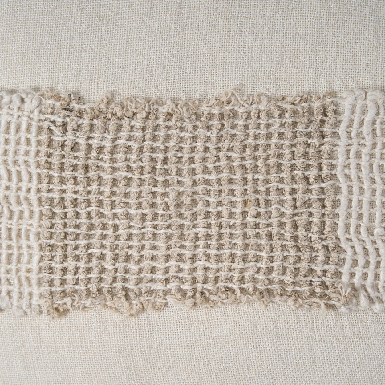 Bande de tissu lin texturé écru beige avec bord effiloché et motif grille