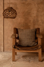 Lampe pendentif en rotin tissé texturé au-dessus de la chaise