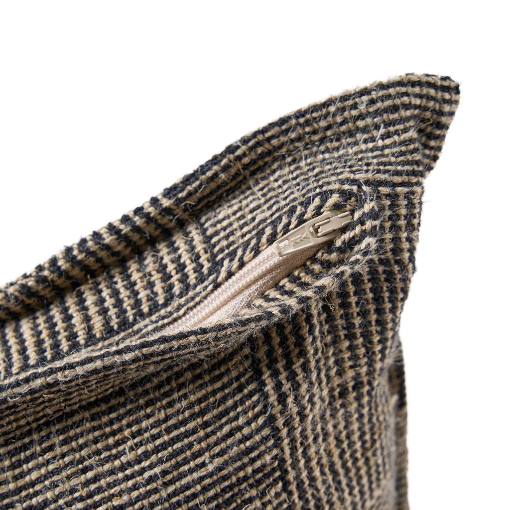 Coussin en lin tissé noir et beige motif damier artisanal cozy