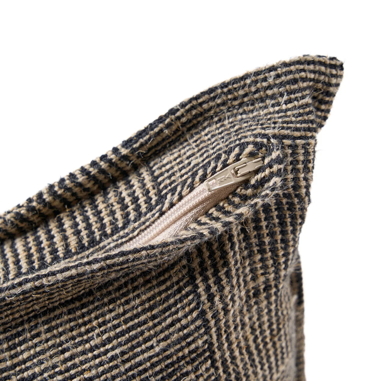 Coussin en lin tissé noir et beige motif damier artisanal cozy