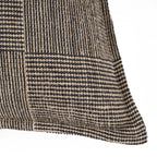 Housse de coussin en lin tissé noir et beige motif damier artisanal texturé
